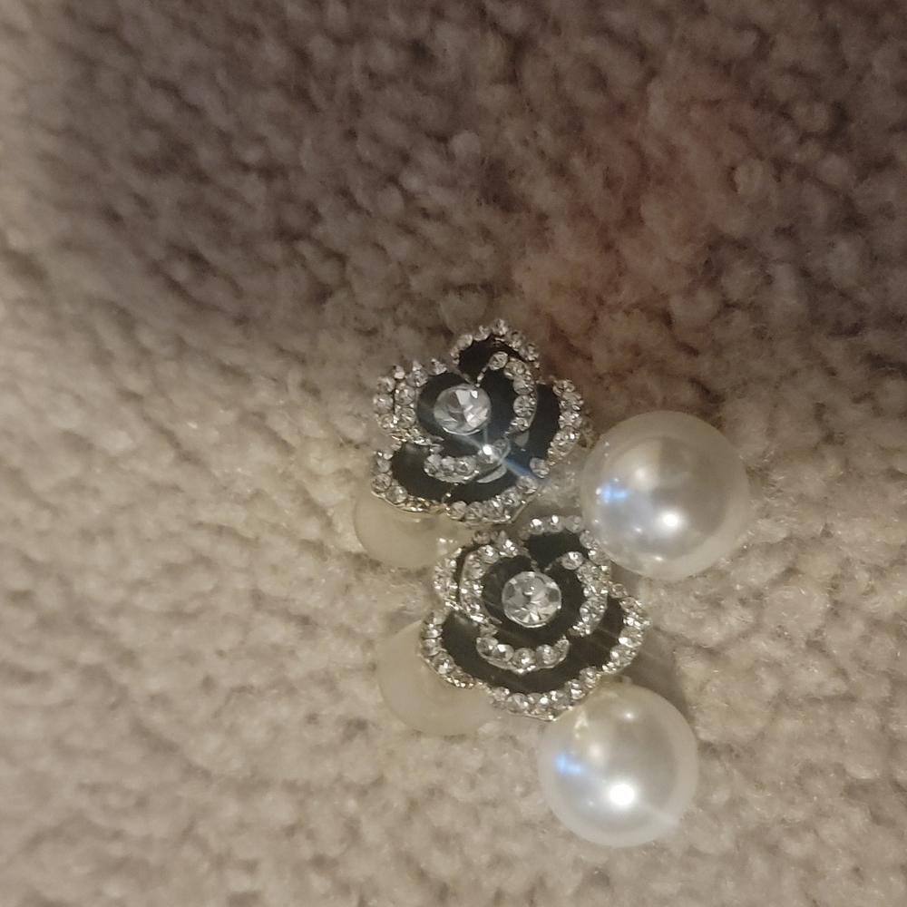 Rose with diamonds with dangling pearl